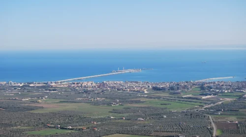 Veduta di Manfredonia e del porto industriale nato per il petrolchimico Anic, cinquant'anni dopo il disastro di Manfredonia