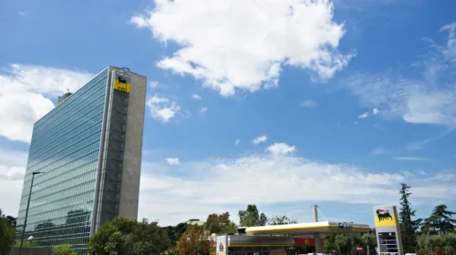 Sede di Eni a Roma Eur, la società dietro i 41 nuovi progetti fossili in cantiere