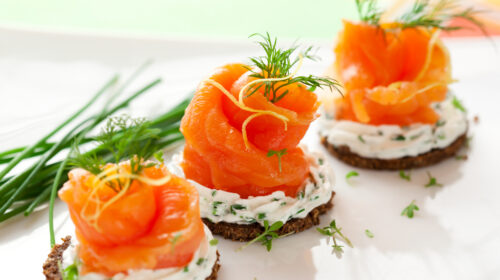 Tartine di salmone affumicato per la vigilia di Natale