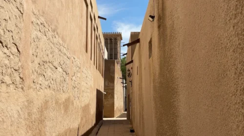 Torre del vento tradizionale a Dubai vista dal basso, con le aperture verticali per l'aria