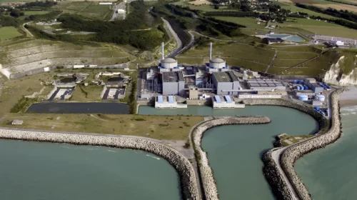 Veduta aerea della centrale nucleare di Penly, in Normandia, con i due reattori in funzione sulla costa