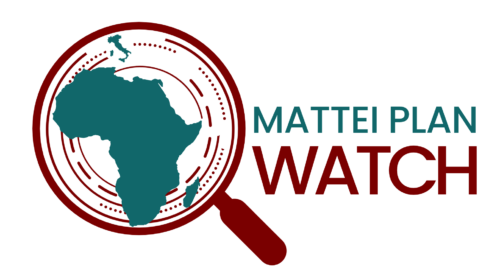 Logo dell’Osservatorio sul Piano Mattei, una lente d’ingrandimento sulla mappa dell’Africa