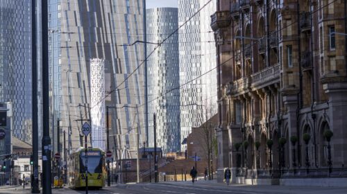 Tram Metrolink tra grattacieli di vetro e palazzi vittoriani nel centro di Manchester