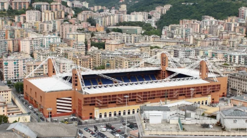 Lo stadio Luigi Ferraris di Genova circondato dai palazzi del quartiere di Marassi