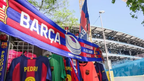 Sciarpa del clásico Barcellona-Real Madrid e magliette di Pedri e Yamal su una bancarella davanti al Camp Nou in ristrutturazione