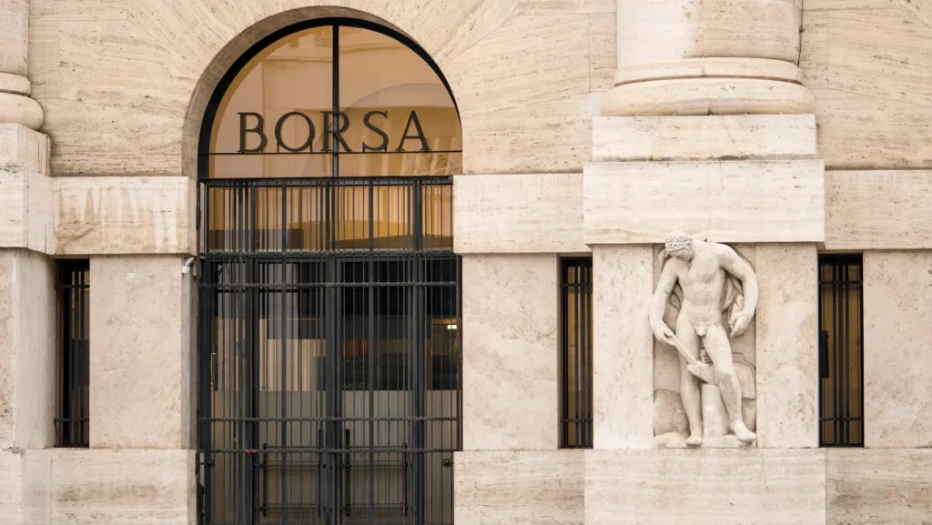 Ingresso di Palazzo Mezzanotte con l'insegna Borsa, a Milano, dove si applica la Tobin tax italiana