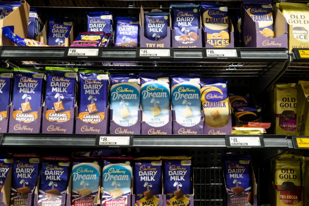 Scaffale di un supermercato con tavolette di cioccolato Cadbury