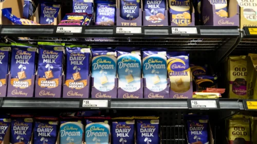 Scaffale di un supermercato con tavolette di cioccolato Cadbury