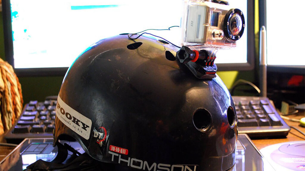 Una GoPro fissata a un casco: le telecamere indossate sul corpo sono lo strumento con cui si raccolgono i dati egocentrici