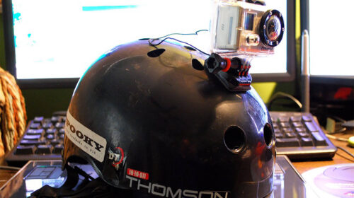 Una GoPro fissata a un casco: le telecamere indossate sul corpo sono lo strumento con cui si raccolgono i dati egocentrici