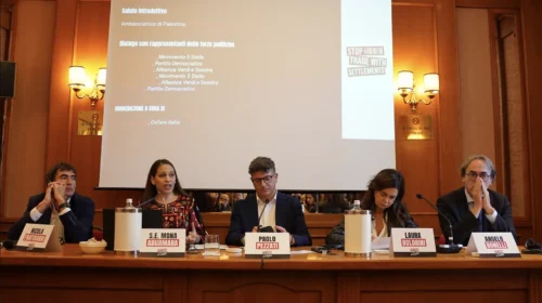 Nicola Fratoianni, Mona Abuamara, Paolo Pezzati, Laura Boldrini e Angelo Bonelli all’incontro di Roma contro il commercio con gli insediamenti illegali in Cisgiordania