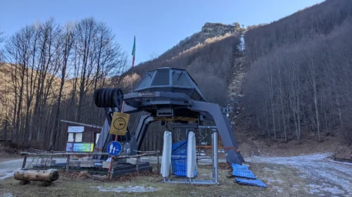 Seggiovia del Cavone al Corno alle Scale con la pista quasi senza neve durante l’inverno mite del febbraio 2020