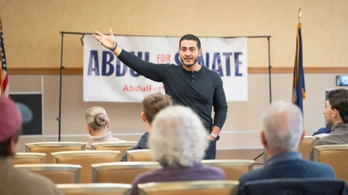 Abdul El-Sayed, candidato democratico al Senato in Michigan, parla all’elettorato durante la campagna per le midterm