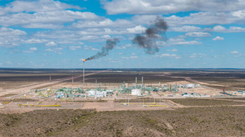 Impianto di estrazione di idrocarburi con fumo nero dalla torcia, uno dei progetti fossili di cui il Carbon Impacts Tracer stima i danni