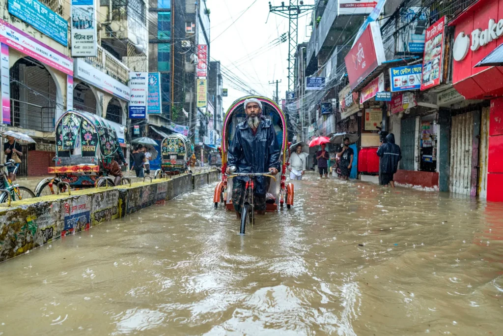 Strade allagate a Chittagong, in Bangladesh, durante le alluvioni dell’agosto 2025