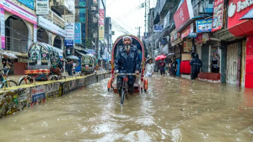 Strade allagate a Chittagong, in Bangladesh, durante le alluvioni dell’agosto 2025