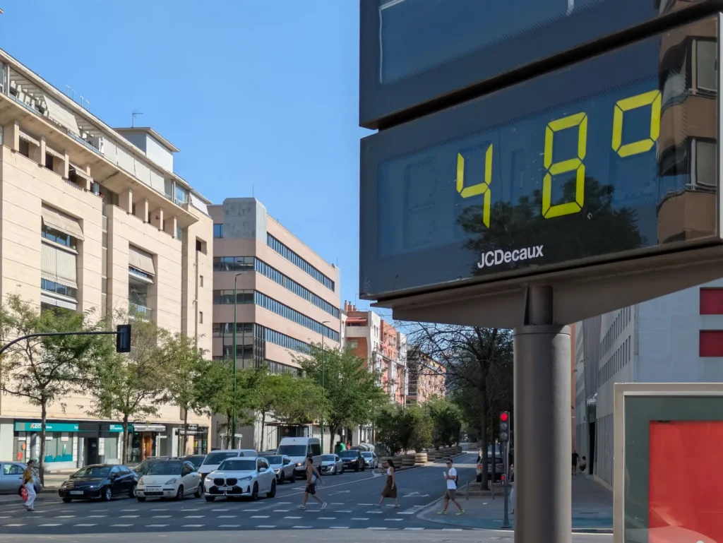 Termometro di strada a Siviglia che segna 48 gradi durante un’ondata di caldo estiva