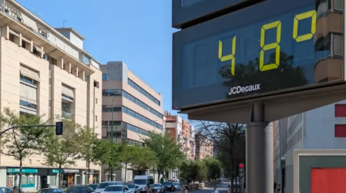 Termometro di strada a Siviglia che segna 48 gradi durante un’ondata di caldo estiva
