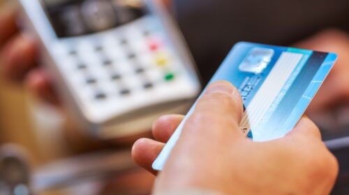Mano che paga con una carta al Pos di un negozio, il tipo di pagamento per cui European Network for Payments offrirà un'alternativa europea