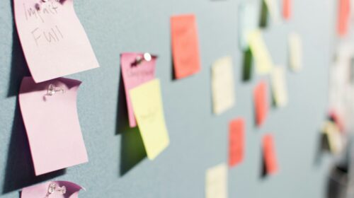 ost-it colorati appesi a una bacheca, come in una sessione di progettazione per i bandi del terzo settore