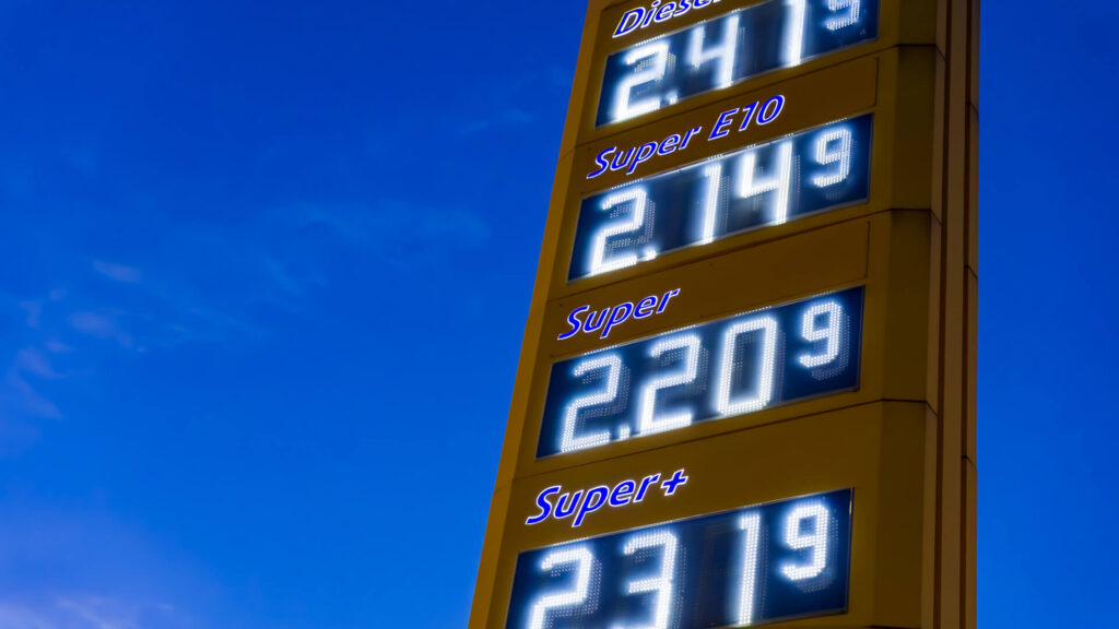 Tabellone con i prezzi di diesel e benzina in un distributore tedesco, simbolo del peso dei combustibili fossili sull’inflazione