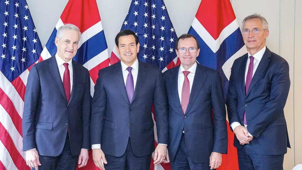 Il segretario di Stato Usa Marco Rubio con esponenti del governo norvegese davanti alle bandiere di Stati Uniti e Norvegia