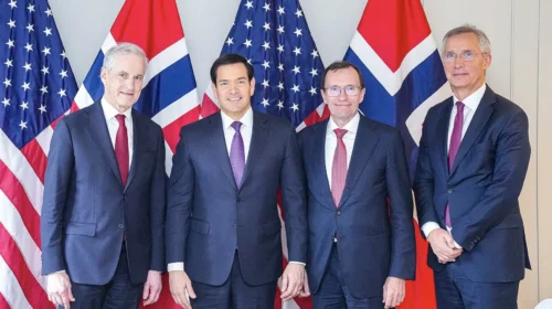 Il segretario di Stato Usa Marco Rubio con esponenti del governo norvegese davanti alle bandiere di Stati Uniti e Norvegia