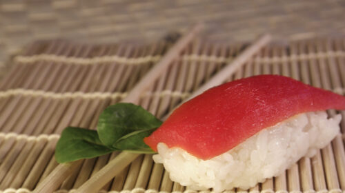 Nigiri di tonno su una stuoia di bambù, il sushi a cui è destinato gran parte del tonno rosso di allevamento
